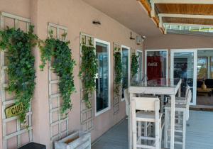 Φωτογραφία από το άλμπουμ του Unique River Houseboat Stay σε Železnička Stanica Senjak