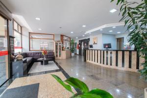 a lobby of a hospital with a couch at Hotel Suárez São Leopoldo in São Leopoldo