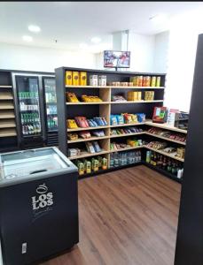 un pasillo de la tienda con mucha comida y bebidas en Flat em Alphaville Hotel, en Barueri