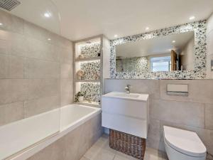 Ένα μπάνιο στο 1 Bed in Combe Martin 95228 +18 φωτογραφίες