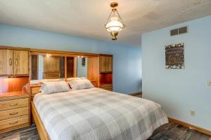 1 dormitorio con 1 cama grande y lámpara en Fish, Unplug and Unwind! Countryside Plymouth Home, en Shiloh