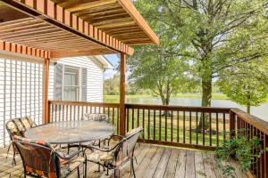 Un patio con una mesa y sillas en una terraza. en Fish, Unplug and Unwind! Countryside Plymouth Home, en Shiloh