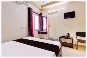 pokój hotelowy z łóżkiem i oknem w obiekcie Hotel Keshav Inn Residency Near Railway Station - Fully Air Conditioning Hotel - Luxury & Spacious Room - A Top Rated Hotel w mieście Cuttack