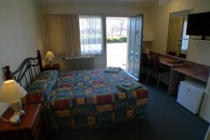 um quarto de hotel com uma cama e uma casa de banho em Parkhaven Motel em Goulburn