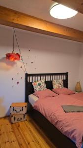 Postel nebo postele na pokoji v ubytování Kdebolotambolo chalupka