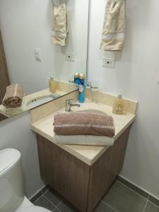 イバゲにあるmalaquiasの洗面台とトイレ付きのバスルーム