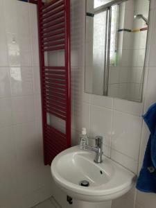 a white bathroom with a sink and a mirror at Premium Ruhiges ganzes Apartment 90 m 2 Schlafzimmer große Küche Wohnzimmer in Duisburg