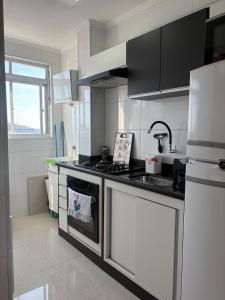 Nhà bếp/bếp nhỏ tại Kitnet Vista Mar em São Vicente - Charme e Conforto