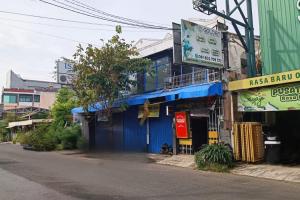a blue building on the side of a street at Hotel O Near Tugu Yogyakarta 2 formerly Monjali Inn in Jetis