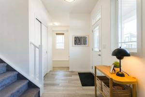 BalzacにあるSpacious Suiteの階段のある廊下、ランプ付きテーブル