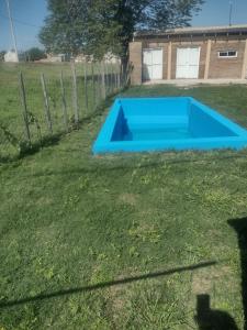 un gran trampolín azul en un patio en El gringo, en Victoria
