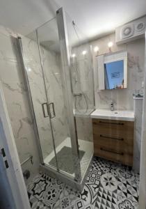 een badkamer met een douche en een wastafel bij LE MIRABILIS in La Motte