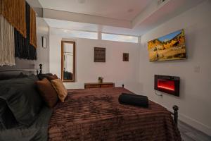 een slaapkamer met een groot bed en een tv bij Cozy Desert Den 10 Min Downtown& 6 Min Brewerytown in Philadelphia