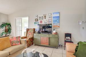 a living room with a couch and a kitchen at Pool Access Condo 4 Mi to Bradenton Riverwalk! in Cedar Hammock