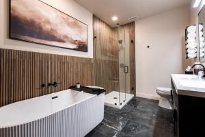 Ένα μπάνιο στο Hollyhock Suite 501: 4 bed/2 bath with soaking tub