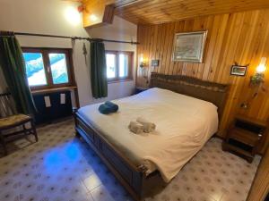 una camera da letto con un letto con due elefanti ripieni di Mansarda del sole a Carisolo