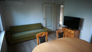 Gädheimにある3 Zimmer Ferienwohnungのテーブルとソファのあるリビングルーム