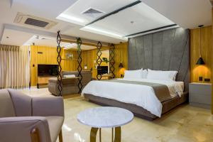 a bedroom with a bed and a couch and a table at Del Mar City View in Cartagena de Indias