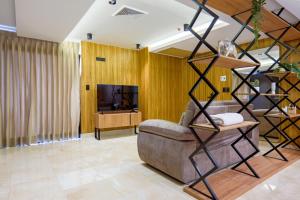 a living room with a couch and a television at Del Mar City View in Cartagena de Indias