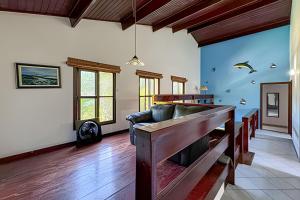 a living room with a couch in the middle of it at Fantastica casa proxima do mar! in Praia Guaratuba