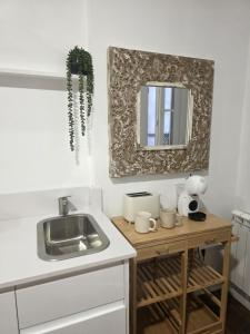 a kitchen with a sink and a mirror at Estudio Casco Histórico Betanzos in Betanzos