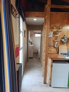 pasillo de una casa con cocina y mesa en Placeres, en San Carlos de Bariloche
