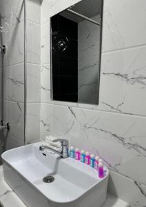 Ένα μπάνιο στο Azizbek INN Hotel White +15 φωτογραφίες