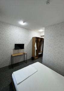 Μια τηλεόραση ή/και κέντρο ψυχαγωγίας στο Azizbek INN Hotel White