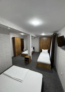 Ένα ή περισσότερα κρεβάτια σε δωμάτιο στο Azizbek INN Hotel White