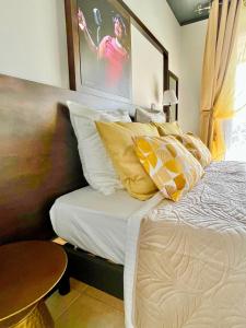 una camera da letto con un letto con cuscini gialli e bianchi di Côte d'Azur - 25m - Studio at Château des Artistes a Le Cannet Altre 4 foto