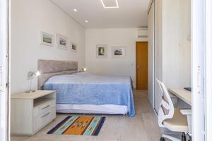 Un dormitorio blanco con una cama y un escritorio. en Paraíso em Boituva - chácara nova, moderna, 2100 m, em condomínio -10 PESSOAS, en Boituva 15 fotos más
