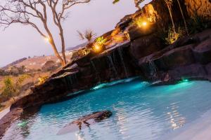 a pool of water with a shark in it at @Stay22 - Sítio Ypê Amarelo /Alto padrão - Luxuoso in São Lourenço