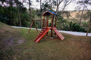 a small playground with a ladder and a slide at @Stay22 - Sítio Ypê Amarelo /Alto padrão - Luxuoso in São Lourenço
