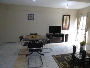 un salon avec une table et des chaises dans l'établissement Departamento Gaviota I, à Posadas 4 autres photos