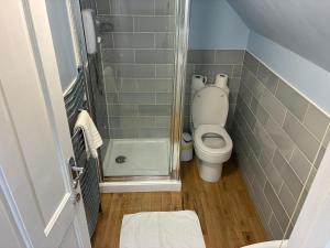 Ένα μπάνιο στο By-the-Beach, Sea view 2 bedroom Loft Apartment & Free Parking +20 φωτογραφίες