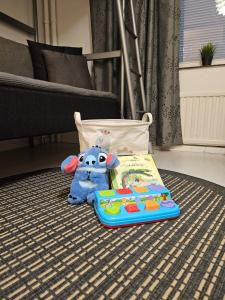 ein Stofftier, das neben einem Buch auf dem Boden sitzt in der Unterkunft Cozy Studio in Turku, Accommodation for Four in Turku