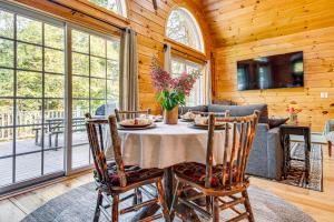 Un comedor con mesa y sillas en On Baxter Lake Wooded Retreat Near Trails, en Rochester