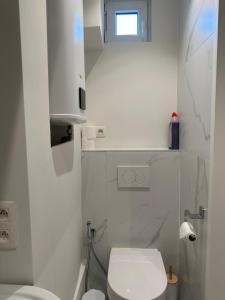 Koupelna v ubytování Hotel Room - Centrum Ghent Leie + 7 fotografií