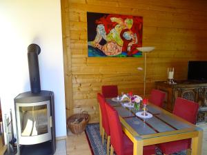 une salle à manger avec une table et une cheminée dans l'établissement Appartement Ölberg, à Kitzbühel