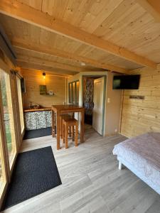 Postel nebo postele na pokoji v ubytování Cabane du domaine du morbues