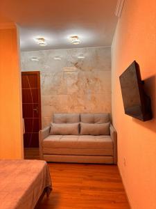 ein Wohnzimmer mit einer Couch in einem Zimmer in der Unterkunft Ste. 6 Premium na quadra da Praia do Forte in Škorak