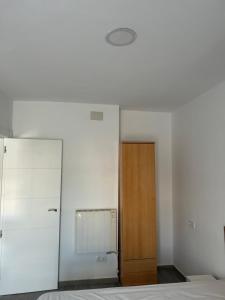 a room with a wooden door and a mirror at La Ferroviaria - Pequeña Suite De 1 Dormitorio Con Salón y Office más Baño Privado - Prohibido Fumar- Sin Ascensor- in Zaragoza +7 photos