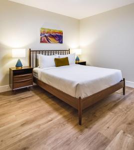 una camera da letto con un letto grande e due lampade di Aurora Lite - Brand new suite with private entrance a Canmore