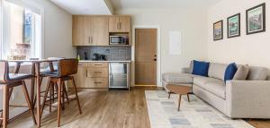 un soggiorno con un divano e un tavolo di Aurora Lite - Brand new suite with private entrance a Canmore Altre 14 foto