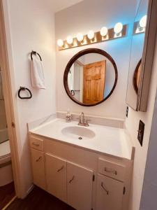 Φωτογραφία από το άλμπουμ του Centra Arnold Cabin office nook σε Arnold