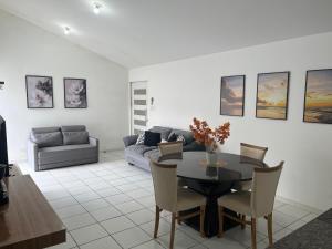 a living room with a table and a couch at Casa Compartilhada - Refúgio Urbano in Garanhuns