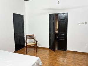 Giường trong phòng chung tại Jaffna Resort Villa +4 ảnh