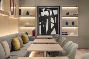 una fila de mesas y sillas en una habitación en AC Hotel Tarragona by Marriott, en Tarragona