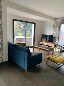 TV a/nebo společenská místnost v ubytování Belle maison proche de la mer