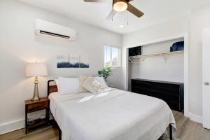 a bedroom with a bed and a ceiling fan at Country Charmer Single Story Cottage Pet Friendly in Loomis